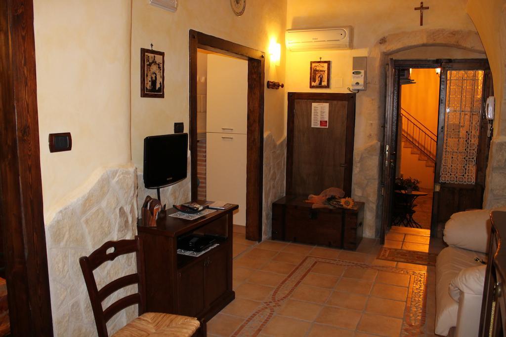 Domusfrumenti Oria  Room photo